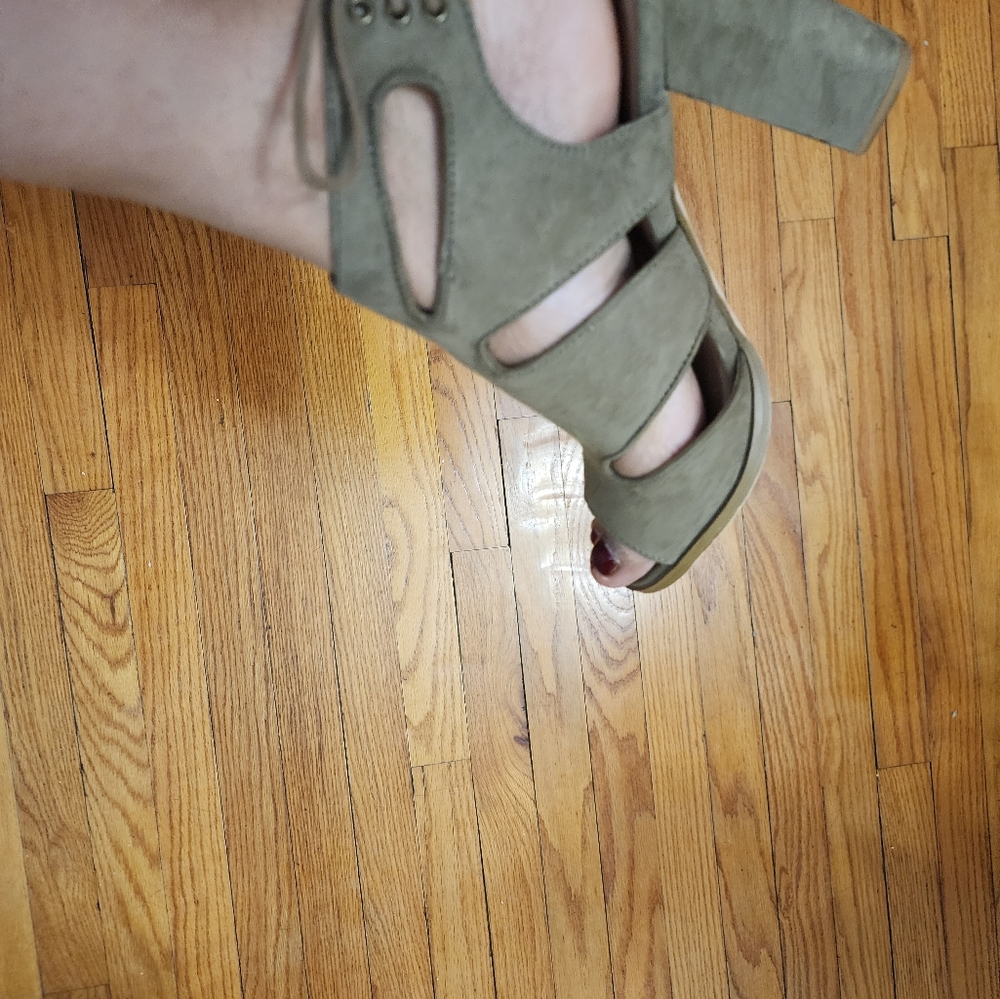 Heels - Picture 6 of 7